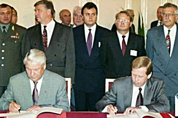 Péče o válečné hroby a pomníky je podepsaná Havlem a Jelcinem