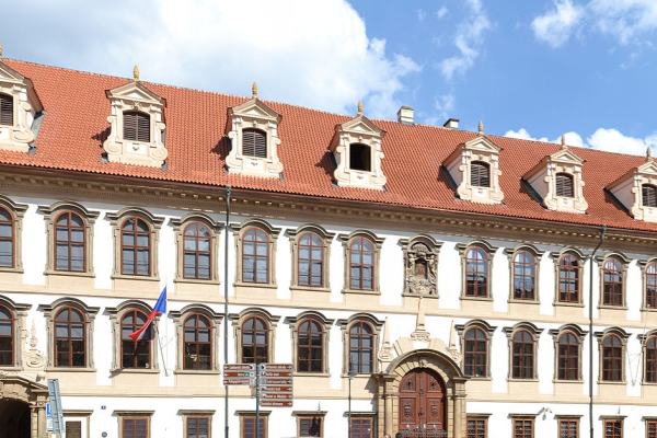 Důchodci jsou na obtíž, ale důchodce v senátu si hejčkáme