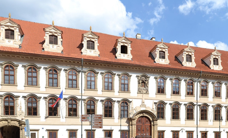 Důchodci jsou na obtíž, ale důchodce v senátu si hejčkáme