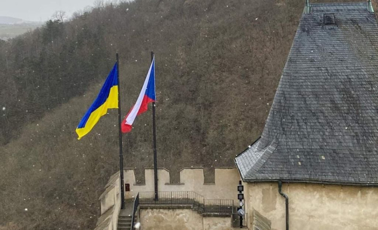 Proč visí na hradě Karlštejn ukrajinská vlajka?
