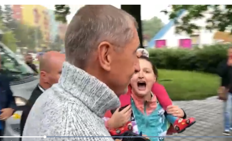 Šílená matka kandidující za KDU-ČSL s dítětem na ramenou řve jak umanutá Babišovi do obličeje