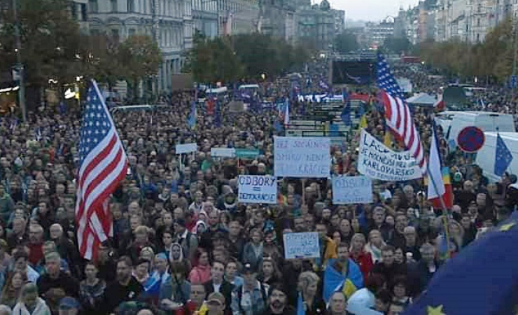 Z politiky se stala žumpa a politici ji hojně míchají aby pořádně smrděla