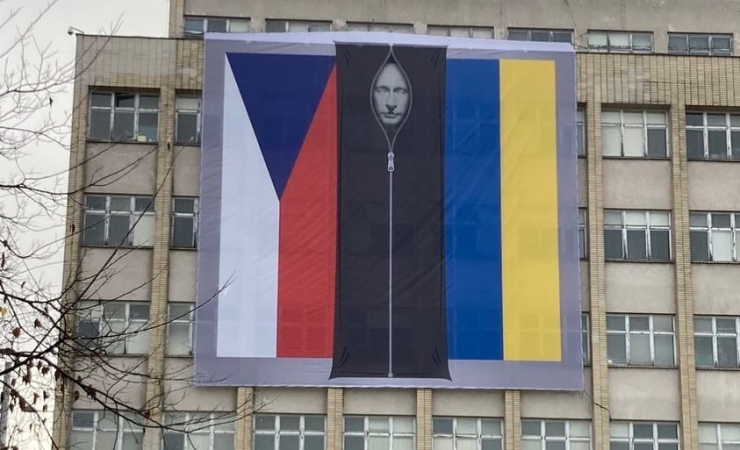 Rakušan si na ministerstvo vyvěsil Putina v pytli pro mrtvoly