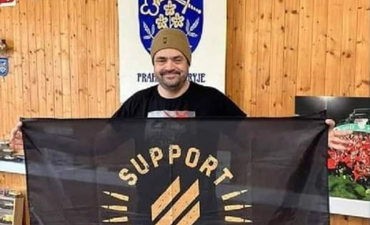 Špinavé prase v vlajkou Azova