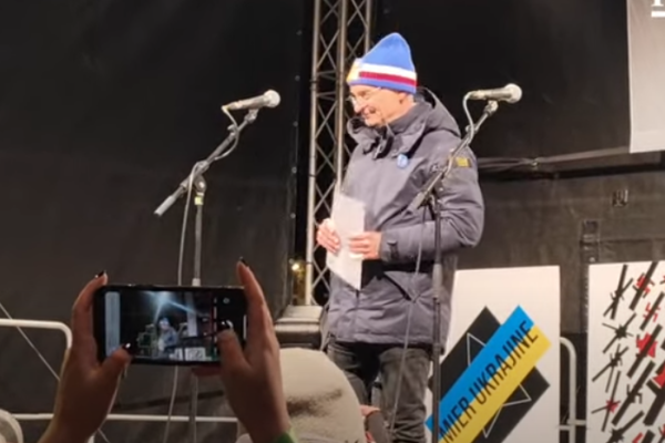 Kdo stojí na jevišti, neměl by poučovat o politice: Ivan Trojan a jeho „slušnost“ v praxi