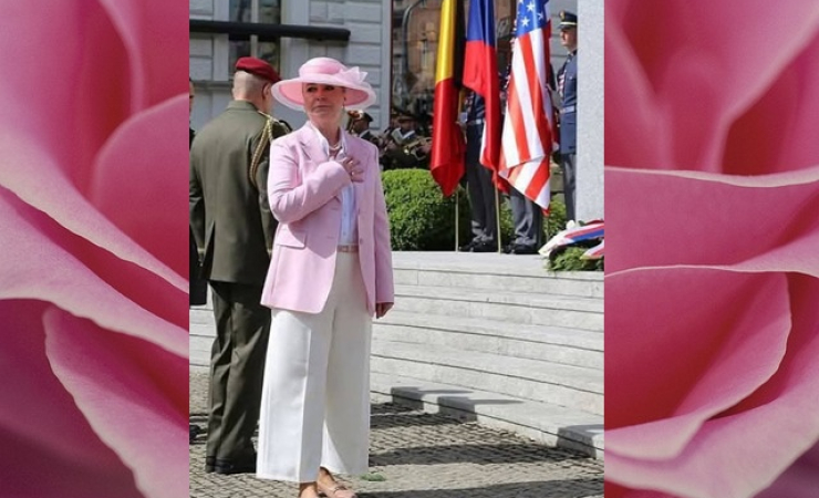 Růžová groteska u pomníku: Černochová jako bonbón ve službách armády