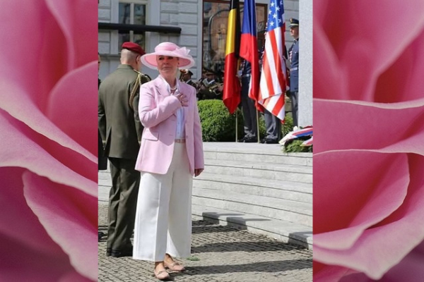 Růžová groteska u pomníku: Černochová jako bonbón ve službách armády