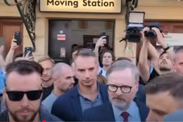 Topolánku, směješ se moc nahlas. Titanic ODS jde ke dnu taky